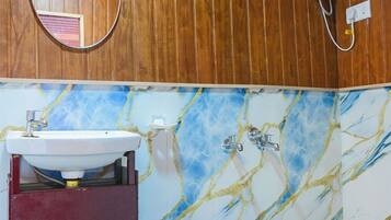 Chalet, Bergblick | Badezimmer | Dusche, kostenlose Toilettenartikel, Handtücher, Seife