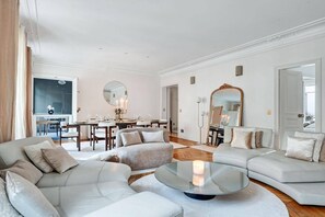 Living area - Luxury Three-Bedroom Apartment near Parc Monceau – Paris 8th (Paris)