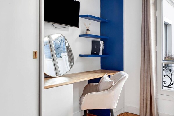 Interior - Luxury Three-Bedroom Apartment near Parc Monceau – Paris 8th (Paris)