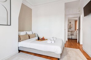 Room - Luxury Three-Bedroom Apartment near Parc Monceau – Paris 8th (Paris)