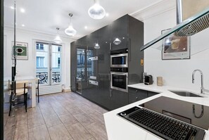 Private kitchen - Luxury Three-Bedroom Apartment near Parc Monceau – Paris 8th (Paris)