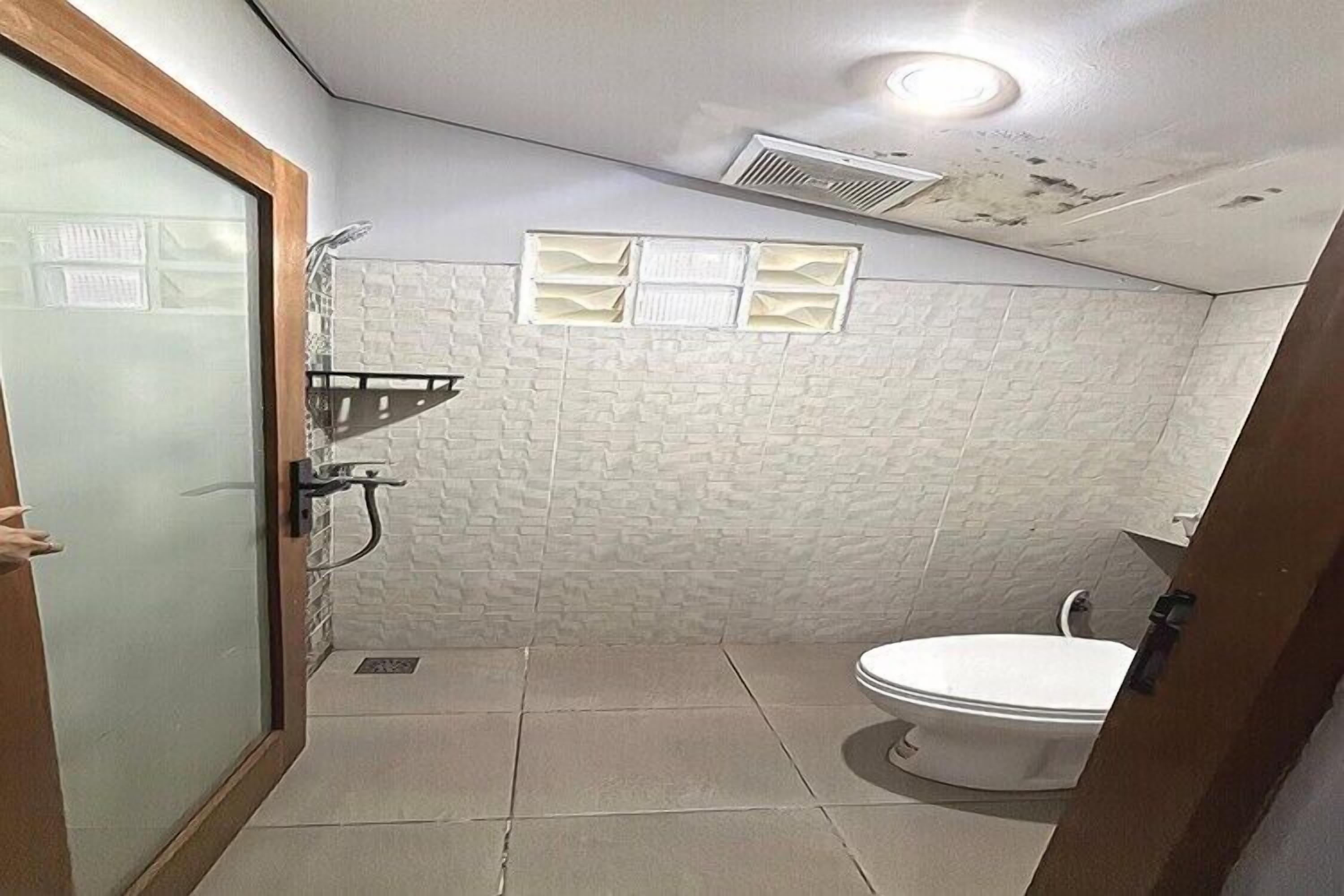 Regadera, bidet, toallas 