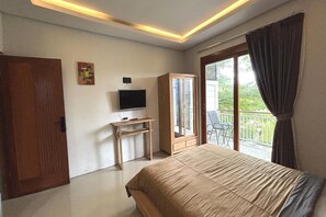 Ein Schlafzimmer mit Bett, Fernseher, Kleiderschrank und einem Balkon mit Blick.