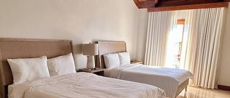 3 quartos, acesso à internet, roupa de cama