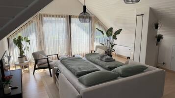 1 Schlafzimmer, Schreibtisch, Bügeleisen/Bügelbrett, Reisekinderbett