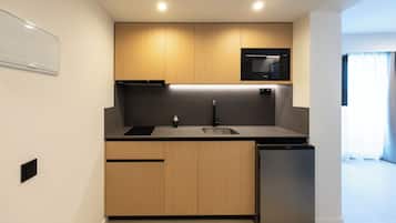 Une cuisine moderne avec des meubles en bois, un four à micro-ondes encastré et un lave-vaisselle.
