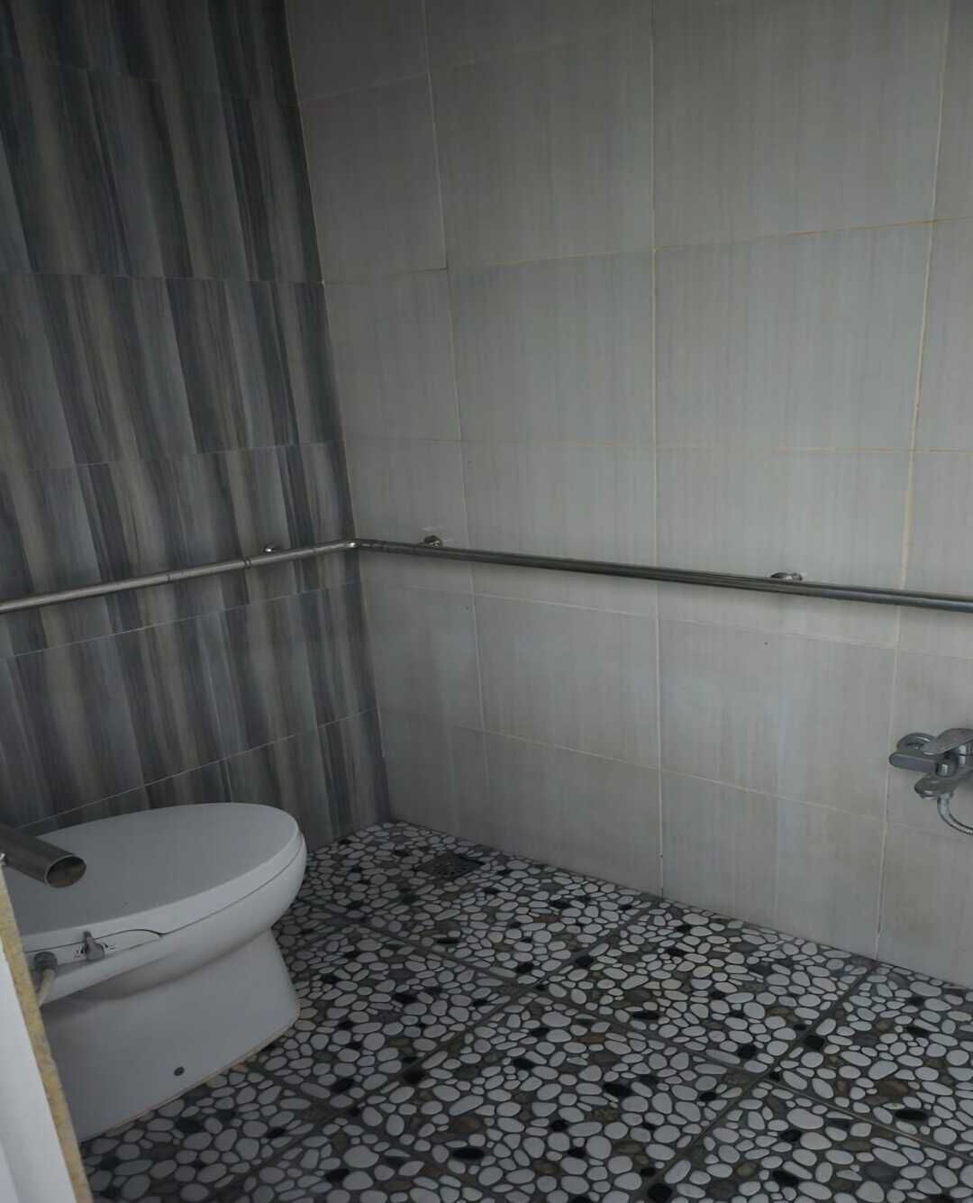 Basic Double or Twin Room | Bathroom | Shower