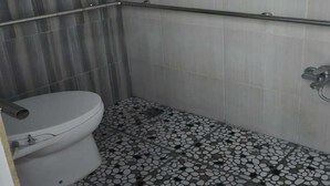 Basic Double or Twin Room | Bathroom | Shower