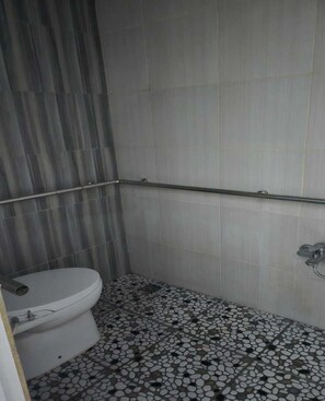 Quarto casal ou duplo básico | Banheiro | Chuveiro