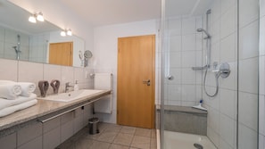 Shower, eco-friendly toiletries, hair dryer, towels - Vrbo Property (Hagnau am Bodensee)