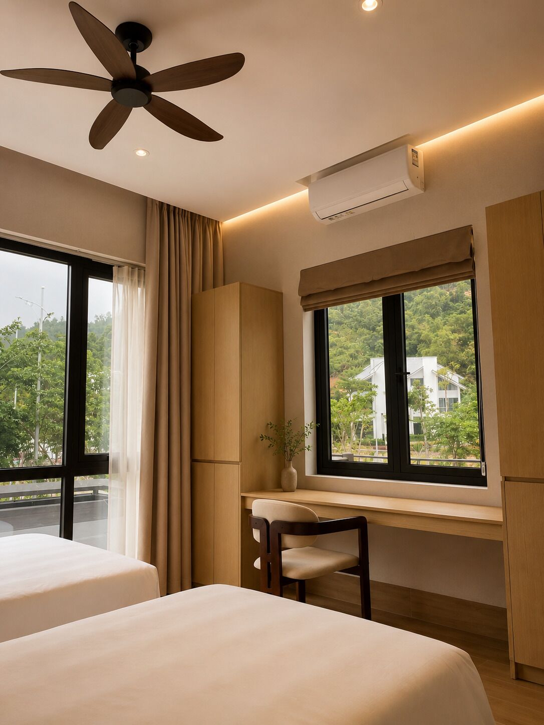 Triple Room, City View | Desk, WiFi (free), bed sheets