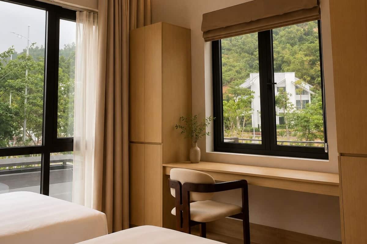 Escritorio, wifi gratis y ropa de cama 