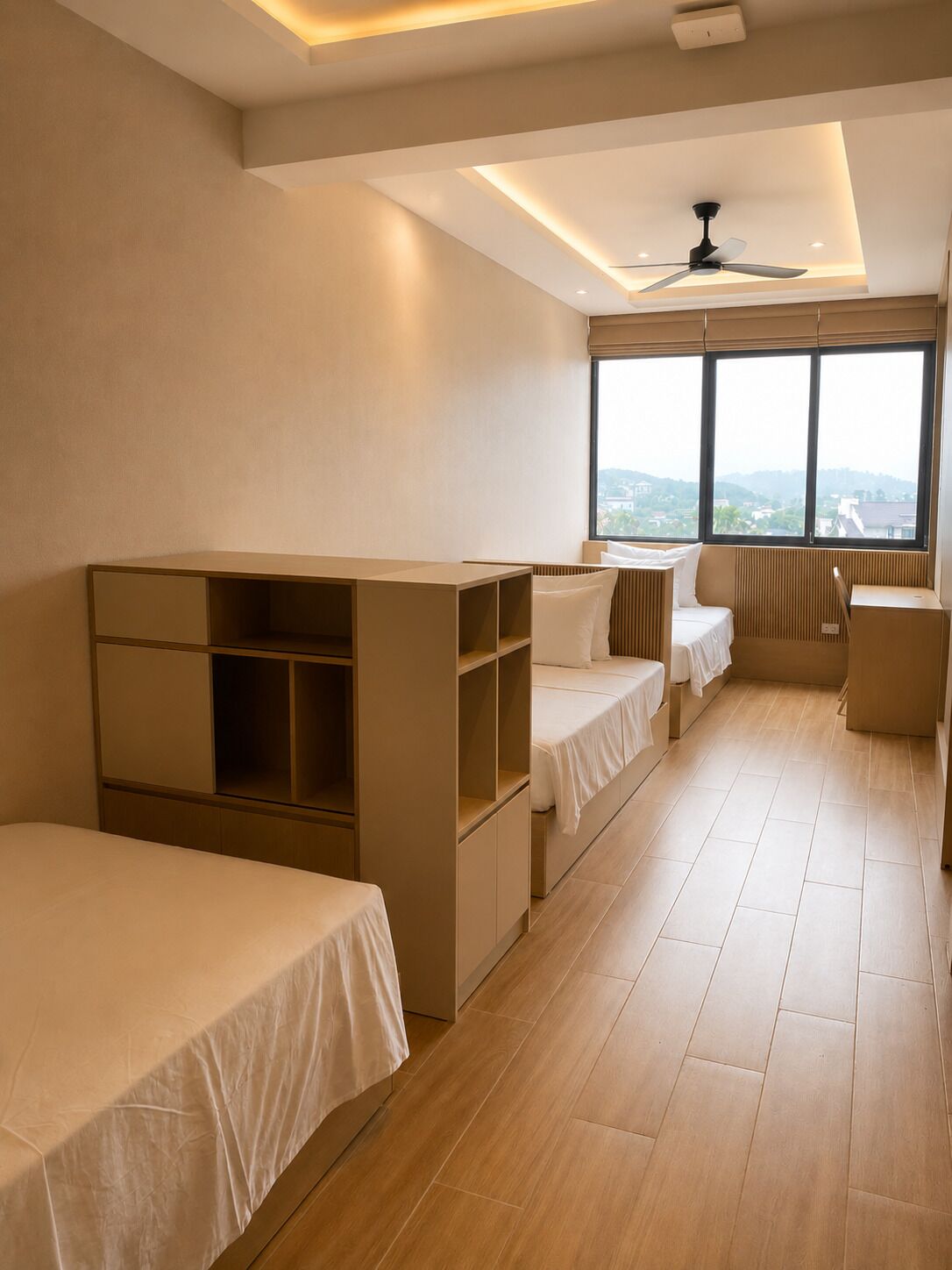 Habitación de hotel moderna con una cama grande, una cama más pequeña, una zona de estar y vistas a la ciudad.