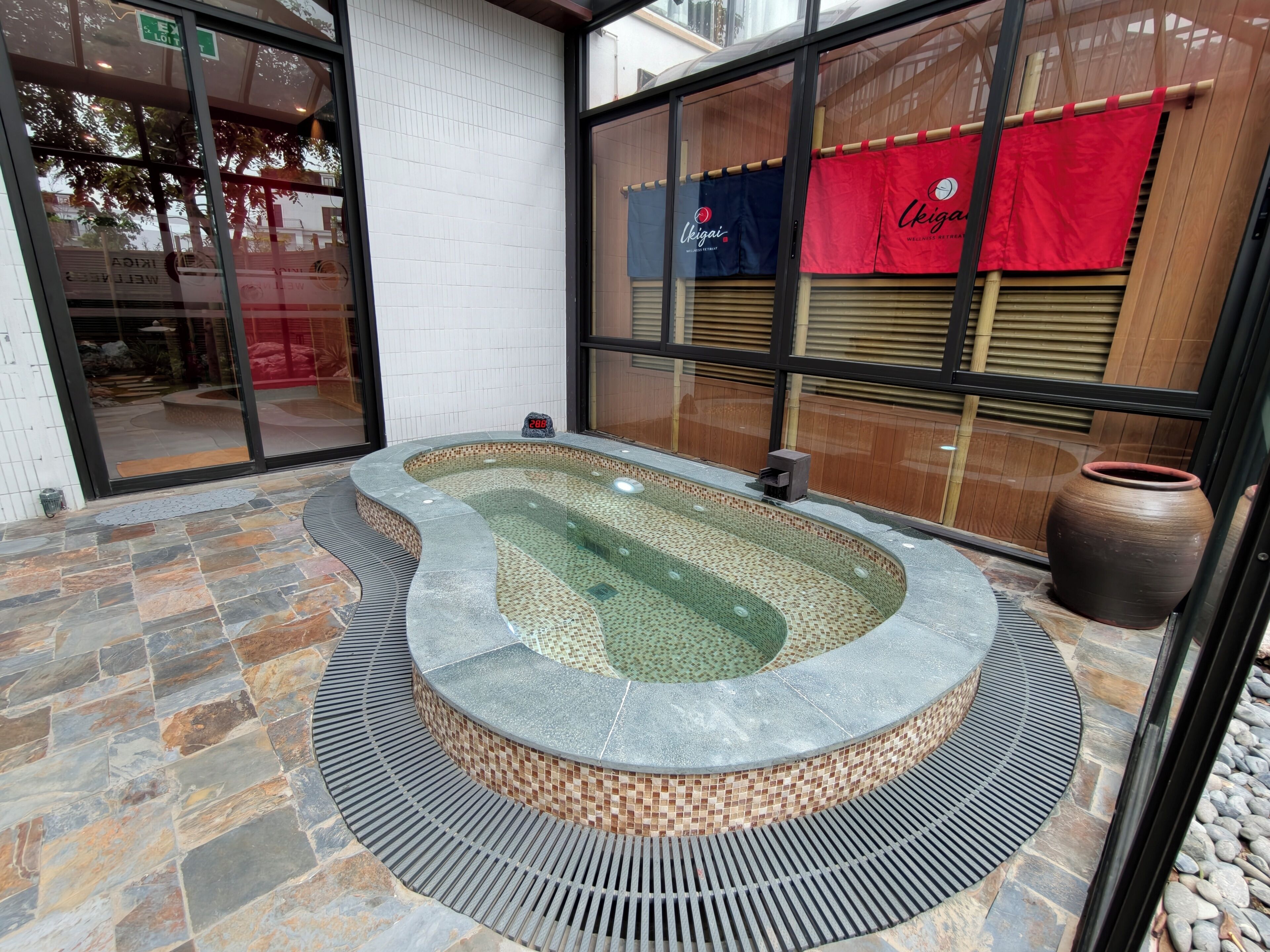 Exercise/lap pool