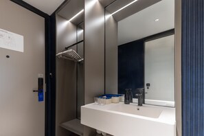 Superior Double Room, City View | Bathroom - Shanghai Bund Dashijie Lite Stay Hotel (Huangpu District)