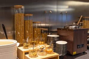 Petit déjeuner buffet servi tous les jours en supplément