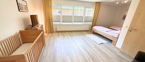 2 bedrooms, travel crib, WiFi (free), bed sheets