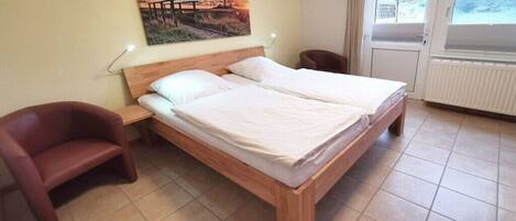 1 bedroom, desk, iron/ironing board, WiFi (free)