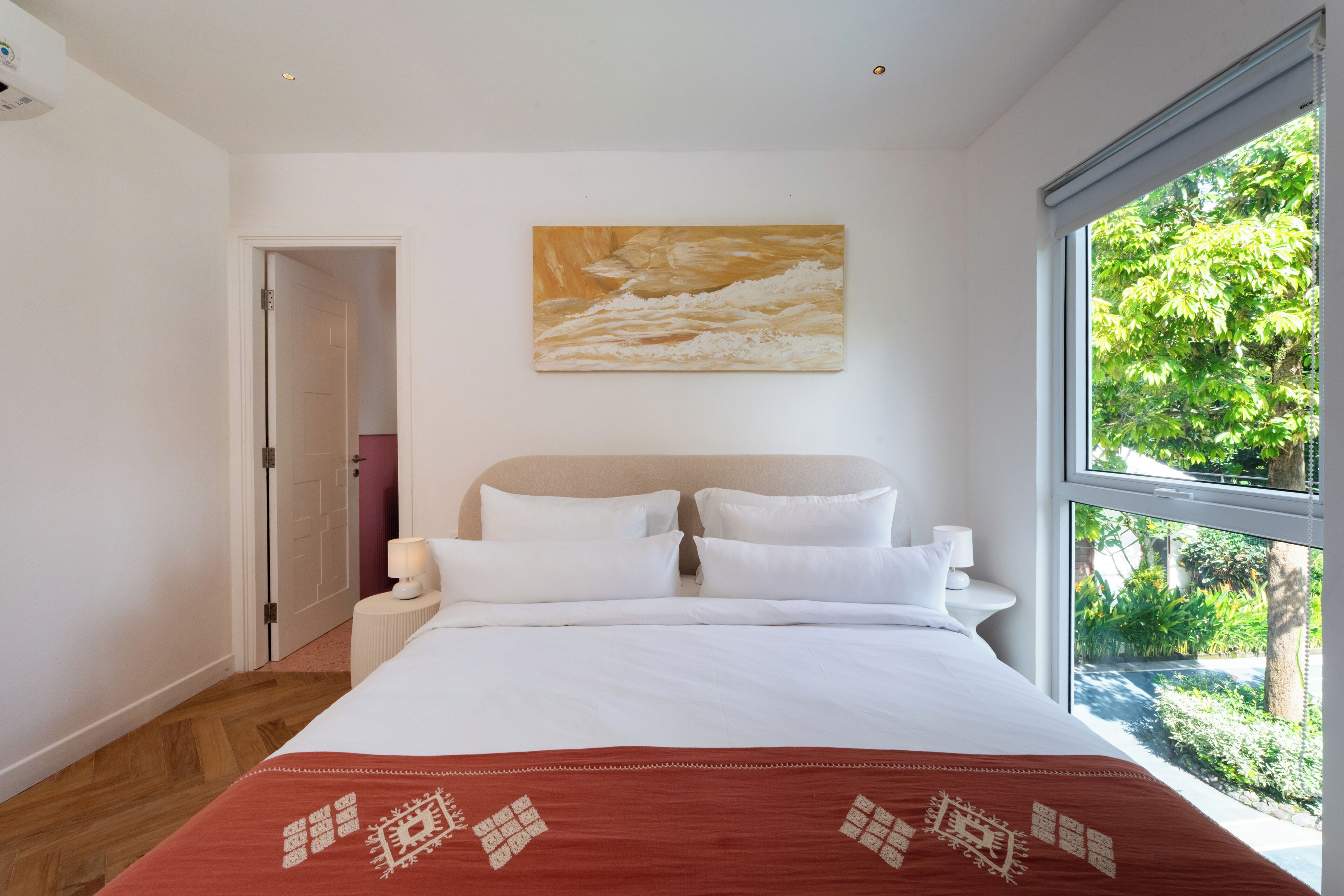 Habitación junior | Insonorización y tabla de planchar con plancha 