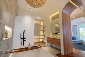 Habitación de lujo | Baño | Pantuflas, toallas, jabón, shampoo 