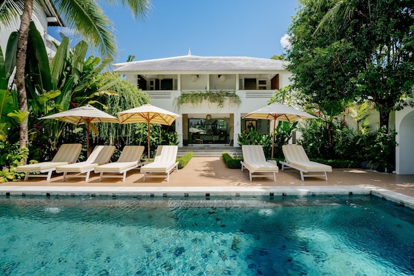 2 outdoor pools, pool umbrellas, sun loungers - Boutique Hotel Villa Kaui collections (Ubud)