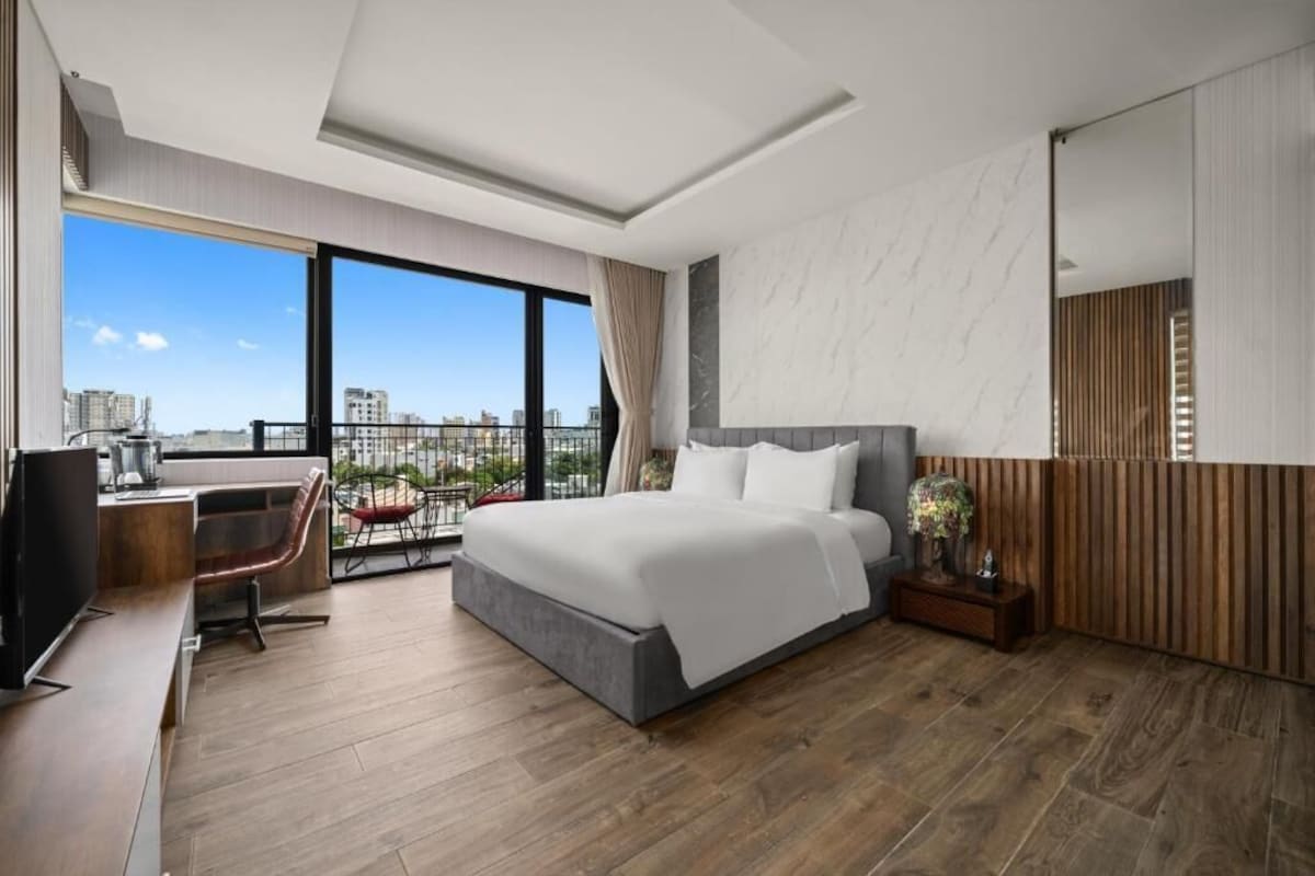 Attico, balcone, vista città | Minibar, tende oscuranti, insonorizzazione, ferro/asse da stiro