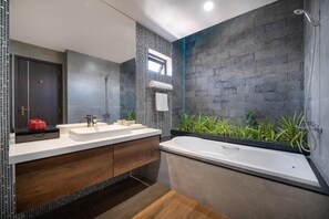 Penthouselejlighed - balkon - byudsigt | Badeværelse | Badekar, gratis toiletartikler, hjemmesko, håndklæder