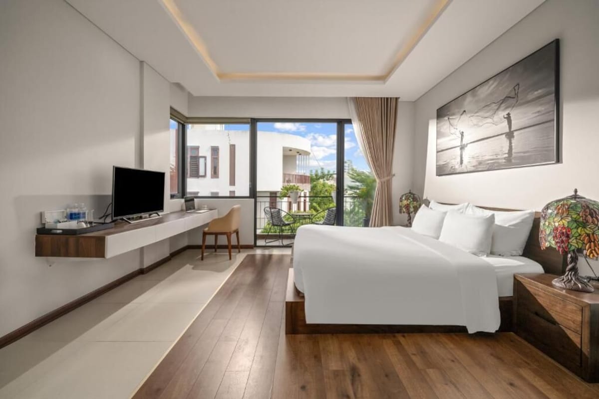 Doppia Junior, balcone, vista città | Minibar, tende oscuranti, insonorizzazione, ferro/asse da stiro