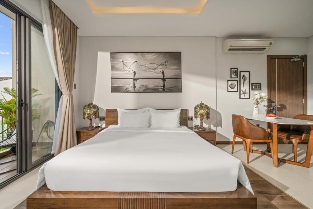 Junior Double Room, Balcony, City View | Minibar, blackout curtains, soundproofing