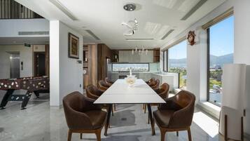 Penthouse, Balkon, Stadtblick | Speisen