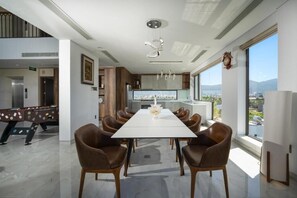 Penthouse, balcon, vue ville | Restauration