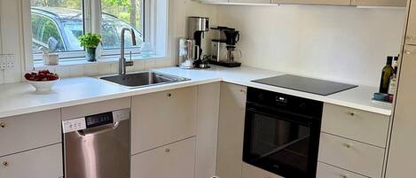 Cafetera y tetera, refrigerador, microondas y horno