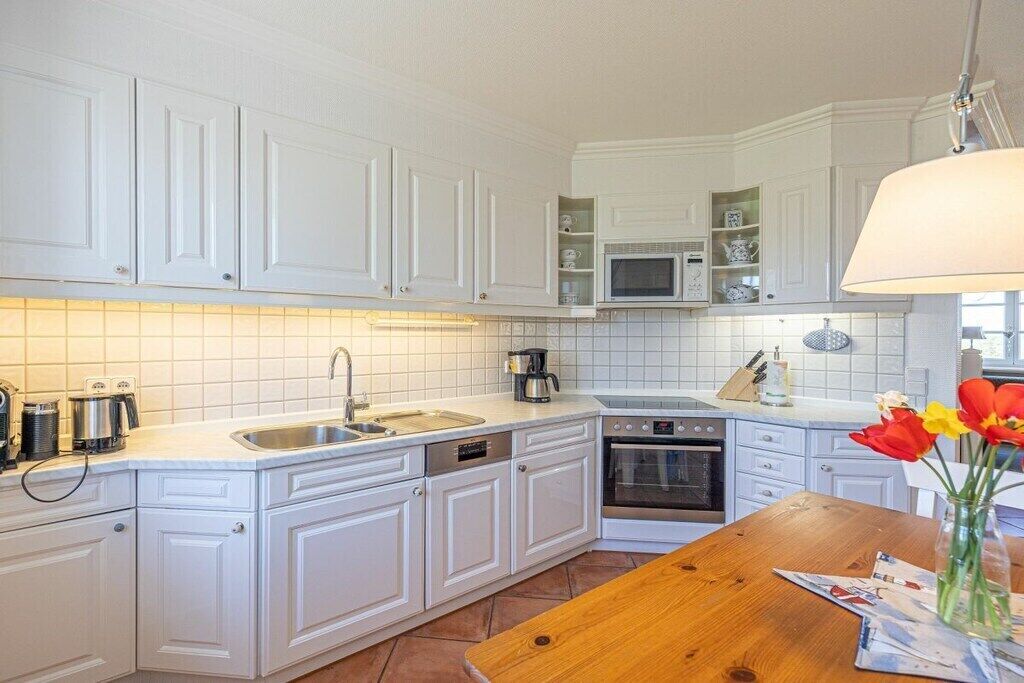 Wasserkocher mit Kaffee-/Teezubehör, Kühlschrank, Mikrowelle, Ofen