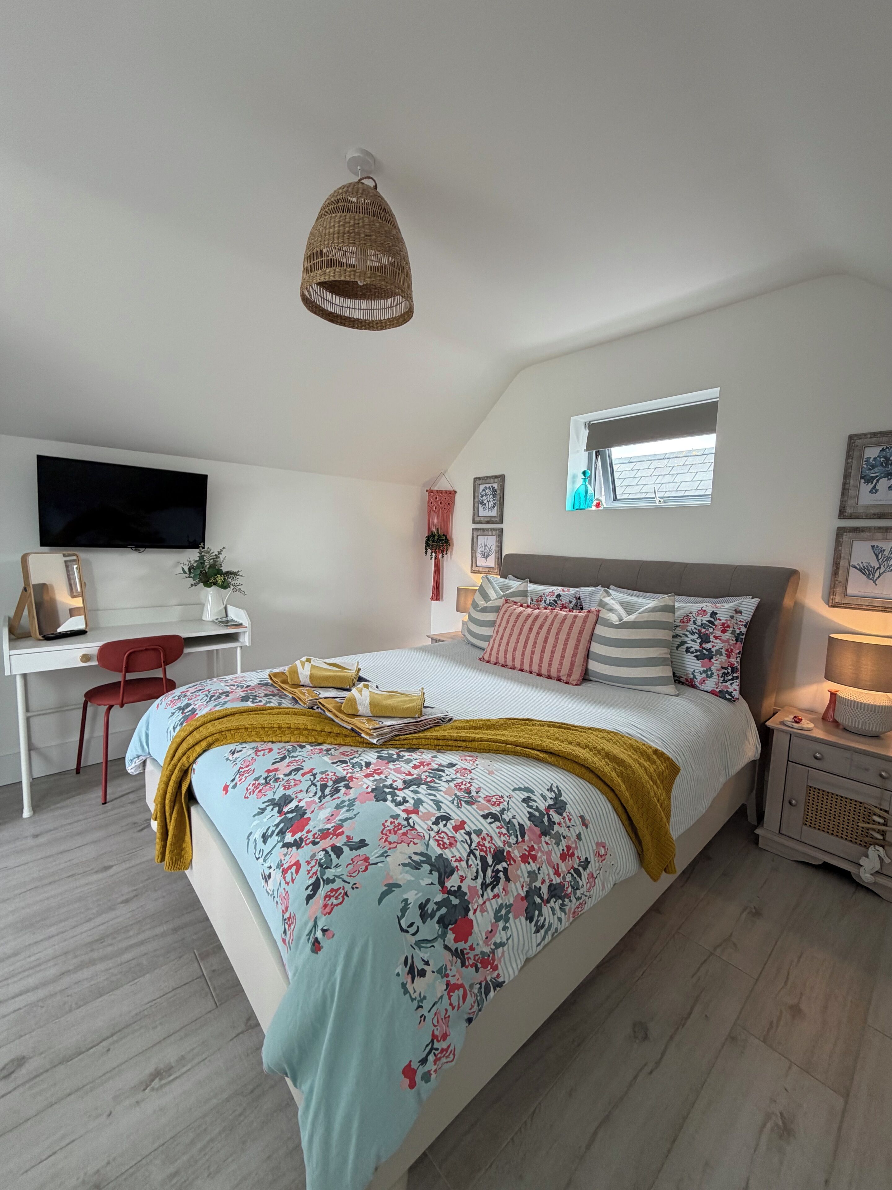 Tabla de planchar con plancha, wifi y ropa de cama 
