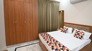 Un dormitorio con cama, armario, mesita de noche y aire acondicionado.