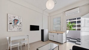 Ein modernes Wohnzimmer mit Essbereich, Küche und einem Balkon mit Schachbrettmuster.