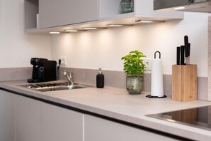 Wasserkocher mit Kaffee-/Teezubehör, Kühlschrank, Ofen, Geschirrspüler