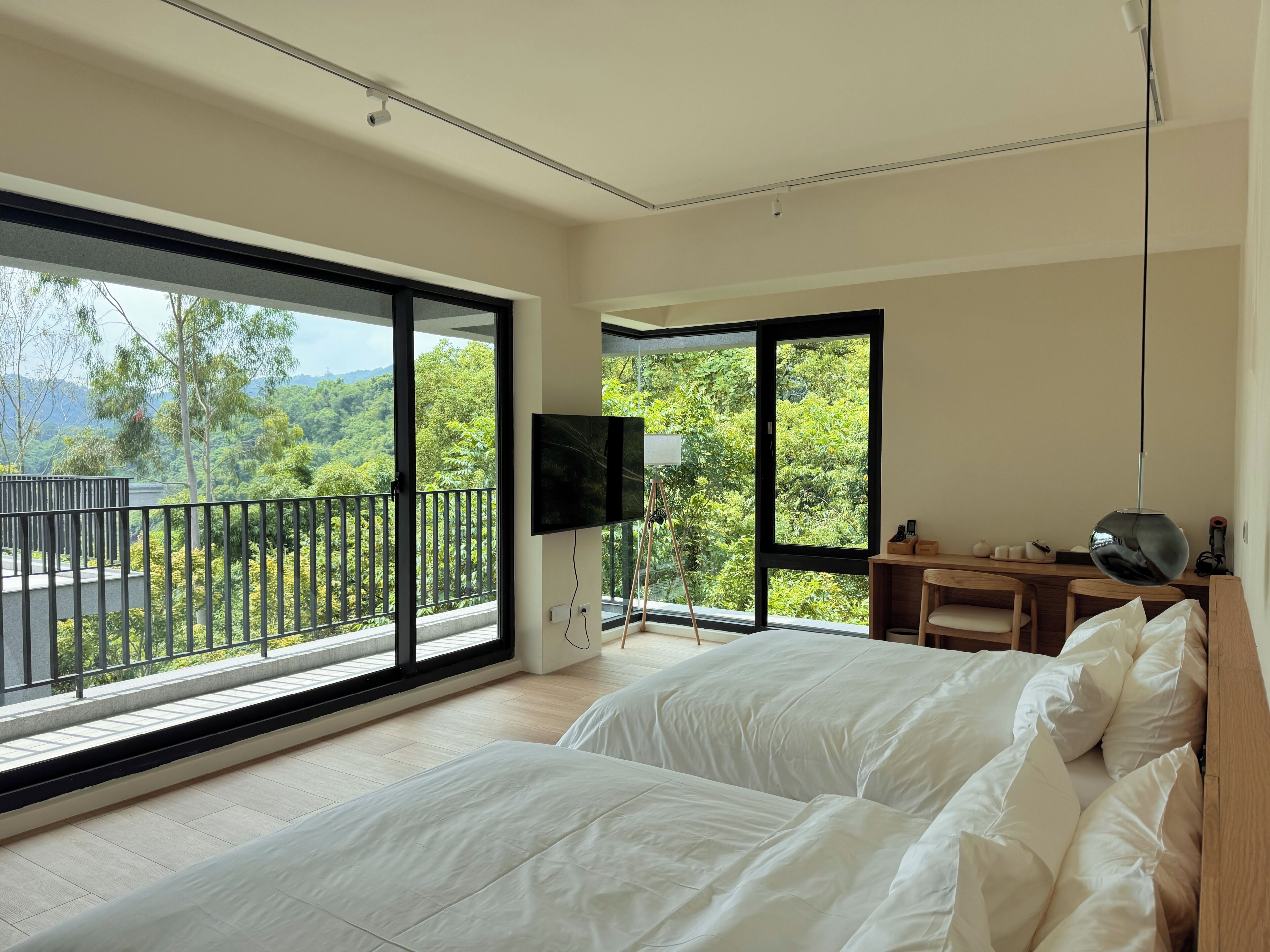 Luxury House, Lake View | Desk, laptop workspace, WiFi (free)