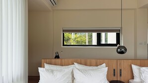 Casa Confort, vistas parciales al lago | Escritorio, espacio para trabajar con un portátil, wifi gratis