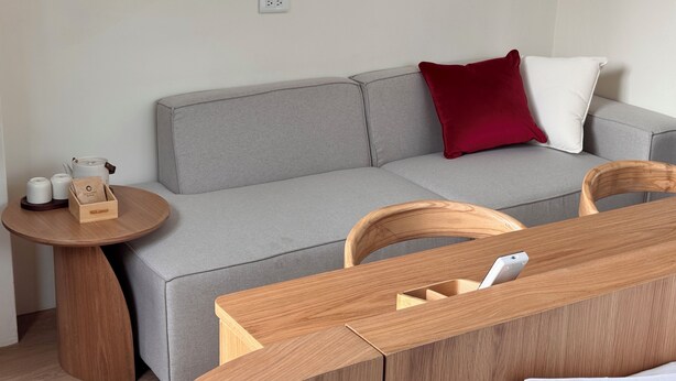 Casa Deluxe, vistas al lago | Zona de estar | Televisión de pantalla plana de 40 pulgadas con canales digitales