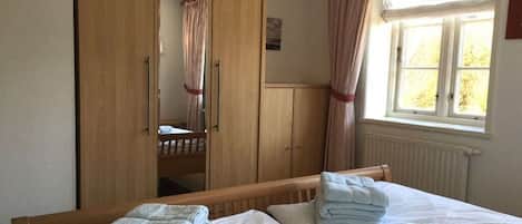 2 chambres, fer et planche à repasser, Wi-Fi gratuit, draps fournis