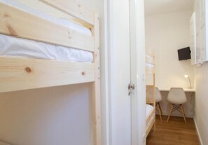 Habitación cuádruple familiar | Escritorio y espacio para trabajar con laptop