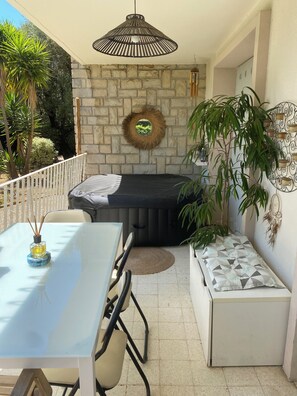 Outdoor dining - Vrbo Property (Saint-Cyr-sur-Mer)