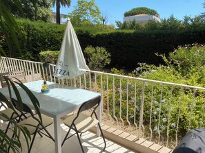 Outdoor dining - Vrbo Property (Saint-Cyr-sur-Mer)