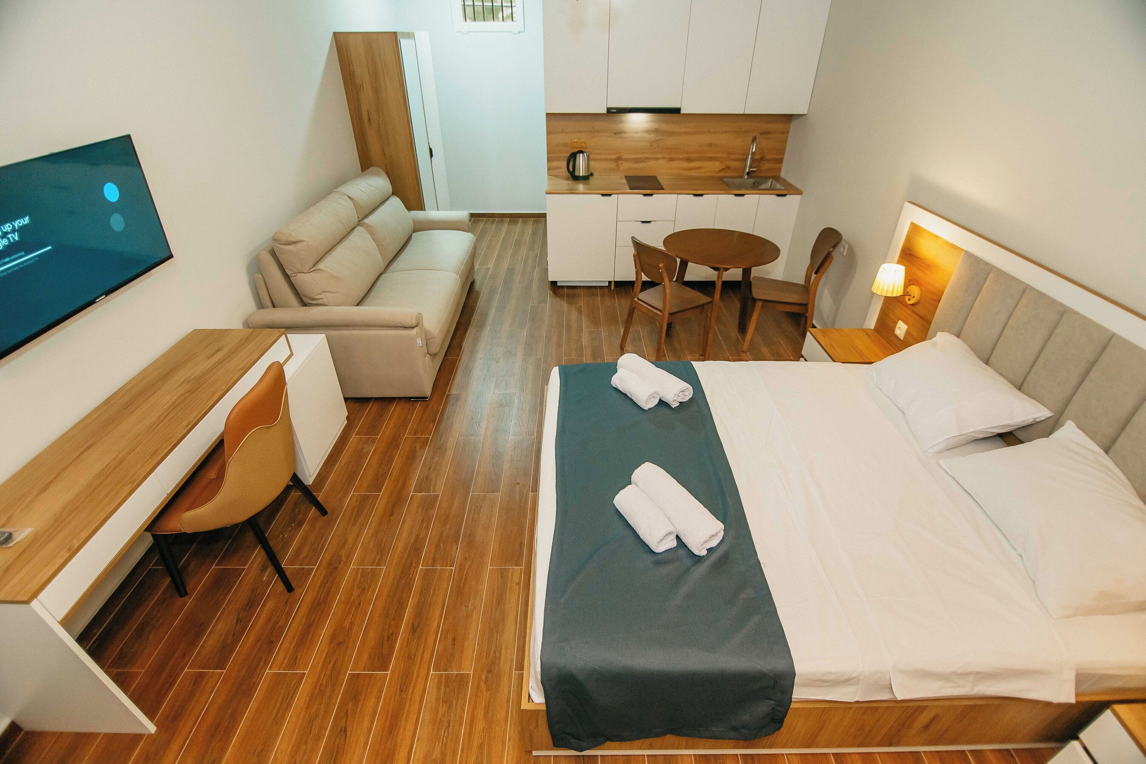 Apartamento standard, 1 cama King e sofá-cama, sacada, vista para o mar | Escrivaninha, espaço de trabalho para notebook