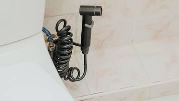 Douche, sèche-cheveux, serviettes fournies, savon