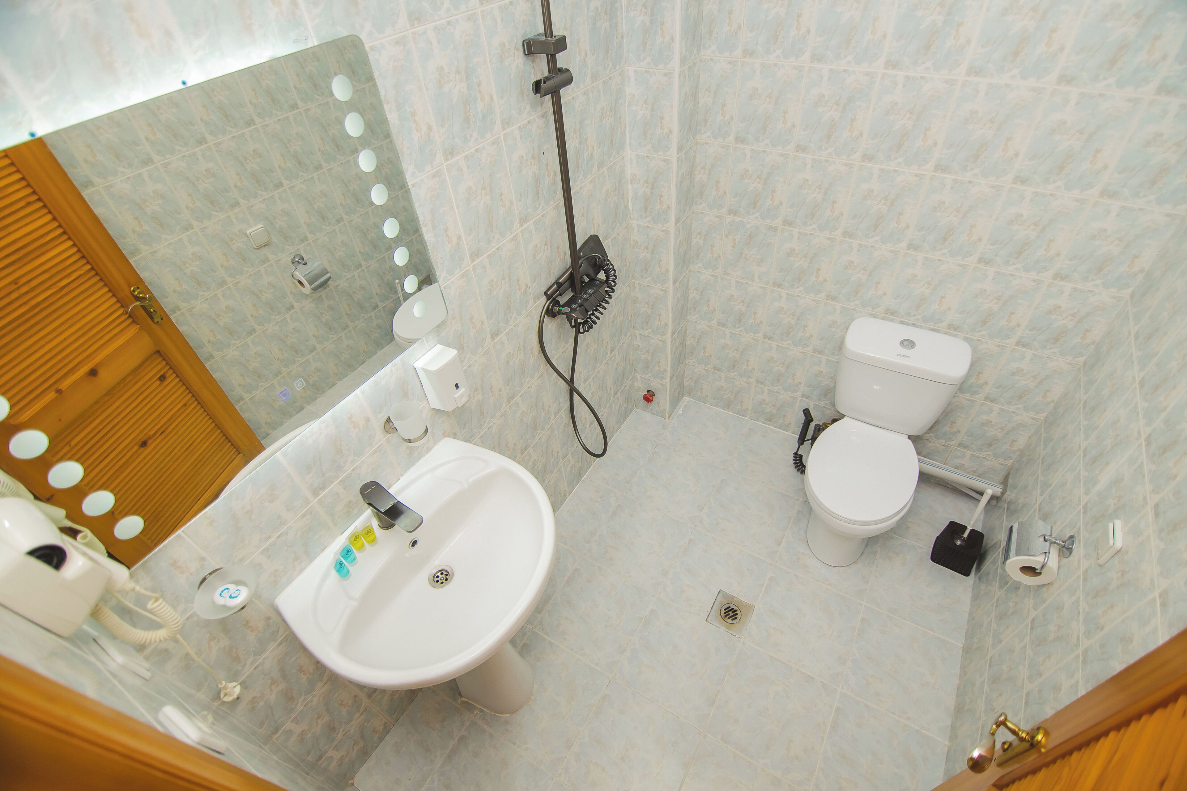 Estudio estándar, varias camas, balcón, vista al mar | Baño | Regadera, secadora de cabello, toallas, jabón 