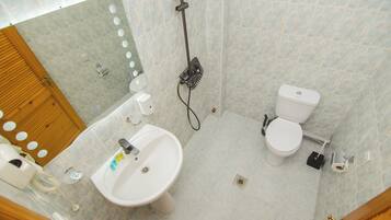 Estudio estándar, varias camas, balcón, vista al mar | Baño | Regadera, secadora de cabello, toallas, jabón