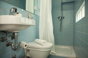 Economy Single Room | Bathroom | Shower, hair dryer, towels, soap - PORTO CONCEPT HOME - CAMPO ALEGRE (Porto)