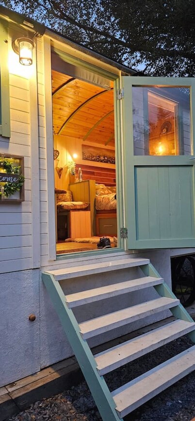 Cosy Shepherd`s Hut Cobblers Cabin